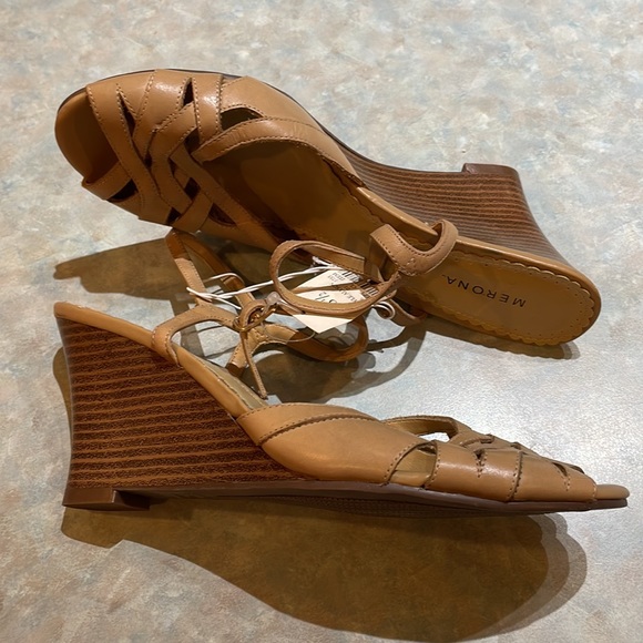 Merona tan wedge heel sandals (sz 8 1/2) - Picture 3 of 12